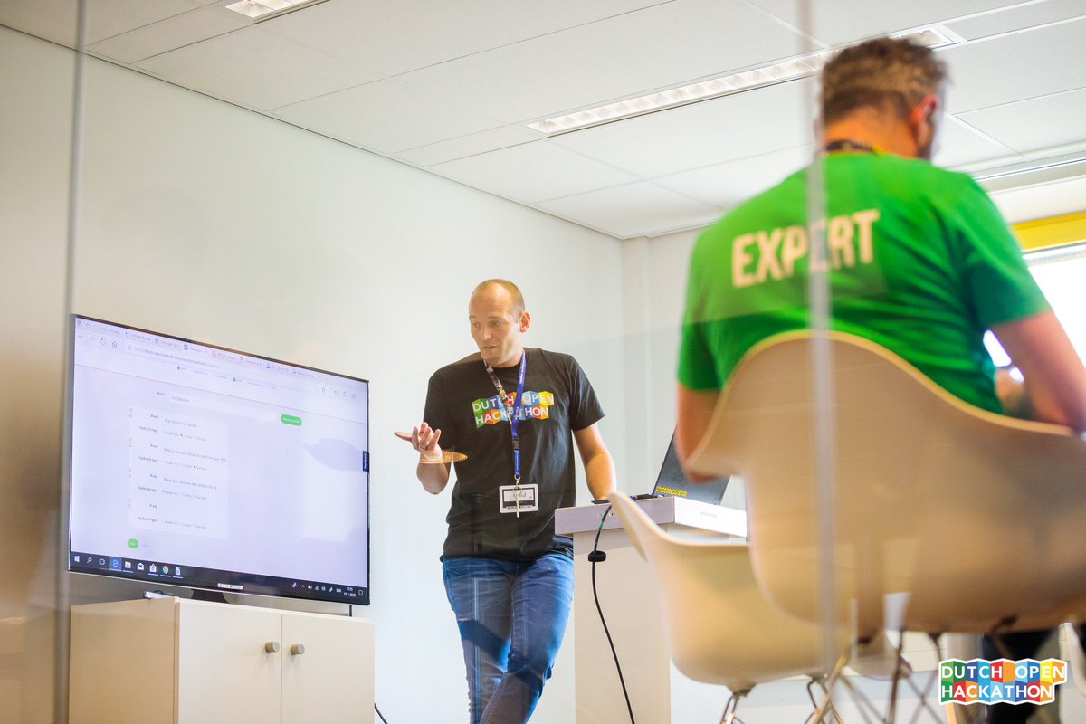 dutchhackathon's tweet photo. Pitches are in full swing! #businessjury #openinnovation #dutchhack18 #doh18 @KPN @Het_Kadaster @PostNL @Politie @SIDN @KIVI_NL @DIF079 https://t.co/crrjkjV6C3