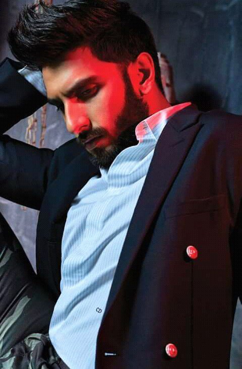 PadukoneMaha's tweet photo. @versatilefan @dreambw2 He is Mr. HANDSOME👑😍✋ https://t.co/ebt2Mbm5oi