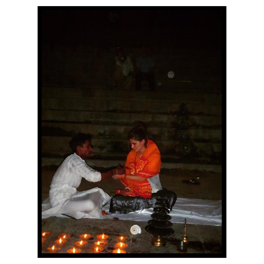 stana_katic_fr's tweet photo. #StanaSurInstaSouvenirs
"One more #FBF to participating in an Aarti on the Ganges River in Varanasi. ๐ฅI am incredibly fortunate to be able to experience the culture lifestyle and belief systems of people across our globe #AWorldFilledWithWonderfulPeople #IndiaMyWay"
27/05/17 https://t.co/EVcUOL2FI3