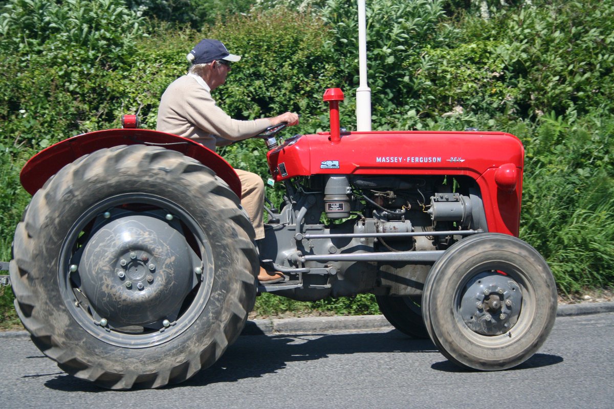 DDataProtection's tweet image. Fantastic sunny day to watch the Wolds Valley Vintage Tractor Run go through #Leavening #YorkshireWolds all in aid of @YorkshireAirAmb