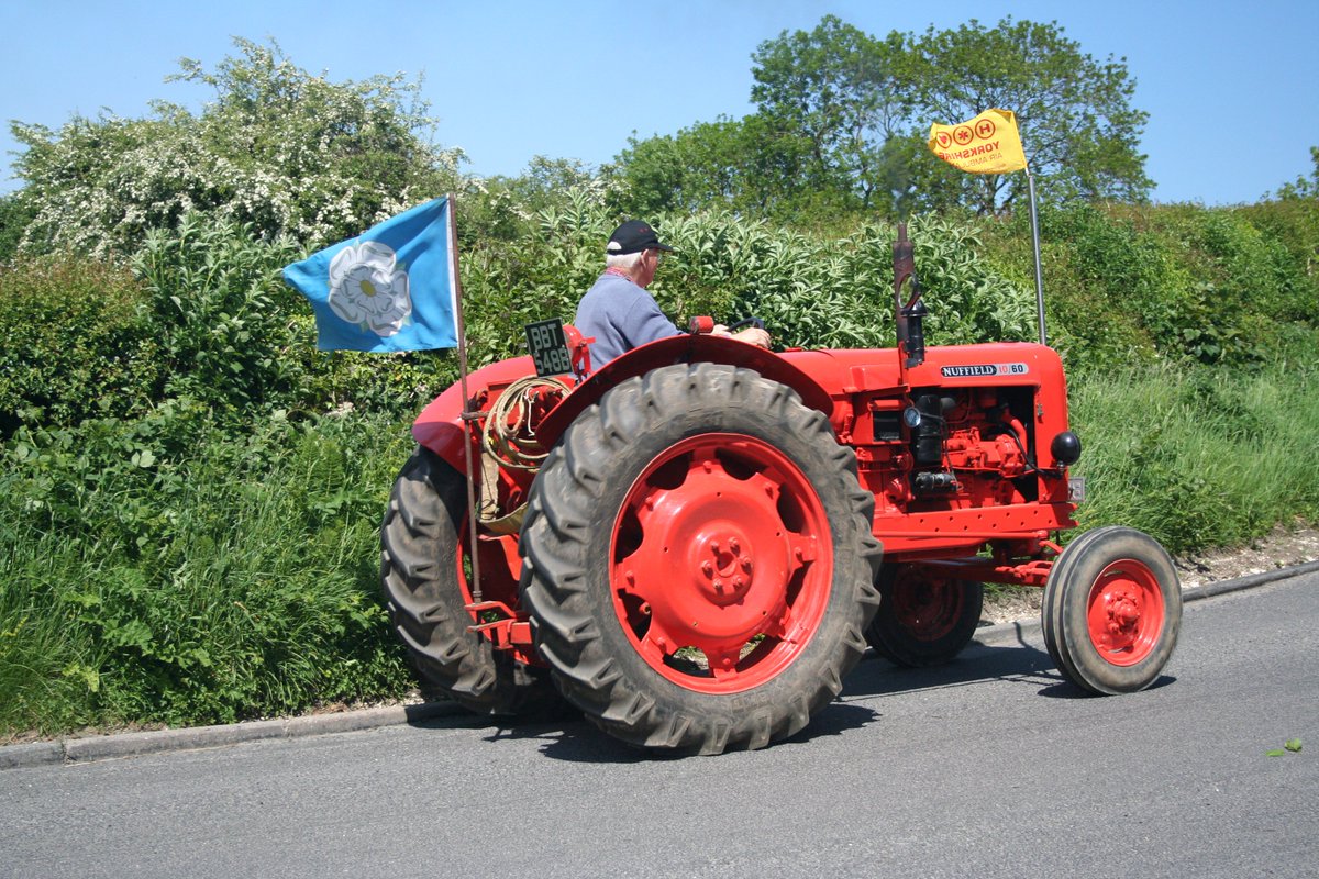 DDataProtection's tweet image. Fantastic sunny day to watch the Wolds Valley Vintage Tractor Run go through #Leavening #YorkshireWolds all in aid of @YorkshireAirAmb