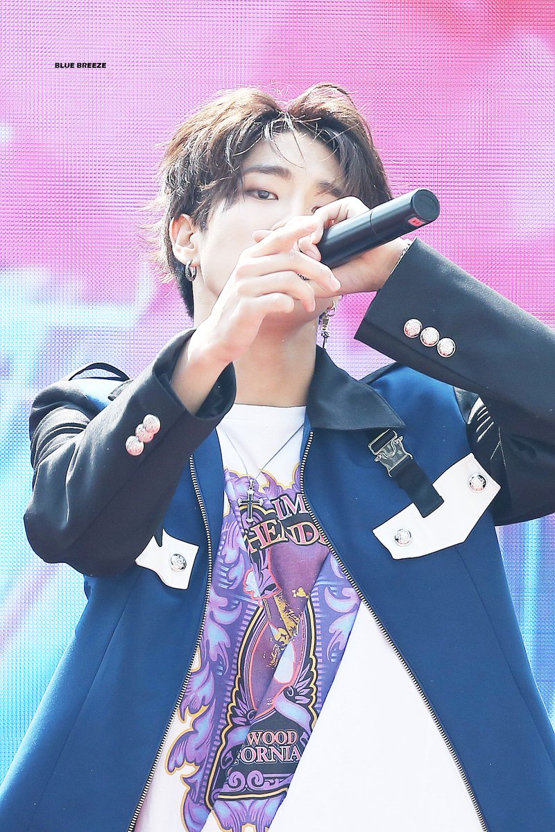bluebreeze0914's tweet photo. 180526 유클린 콘서트 

#스트레이키즈 #한지성 #STRAYKIDS #HANJISUNG https://t.co/4kBqtmKVEr