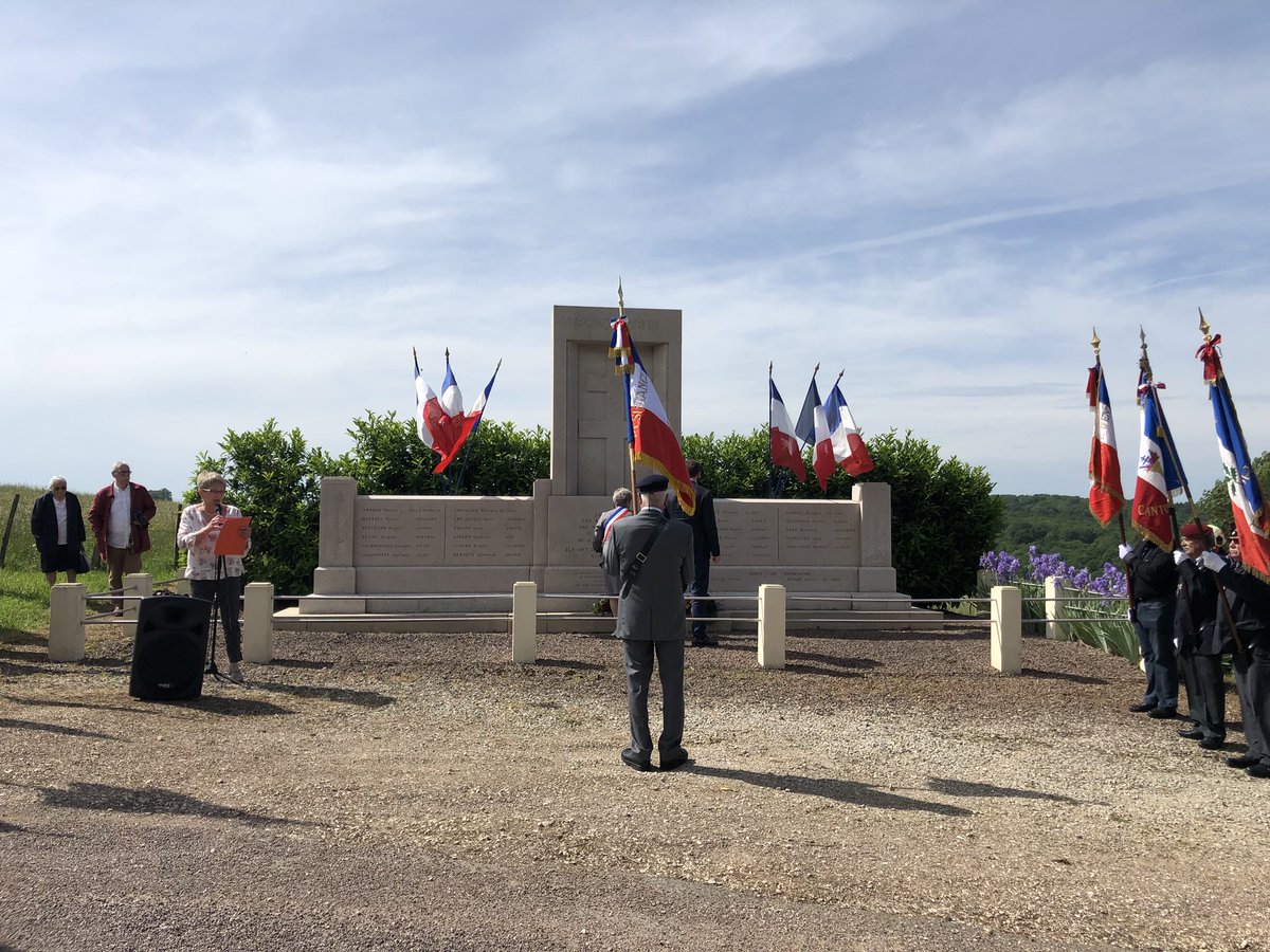 alainhoupert's tweet photo. #Lantilly : hommage aux 23 jeunes maquisards venus de tous horizons donner leur vie pour essuyer les crachats du nazismes sur notre drapeau. Dans les pas de Jorge Semprún ! Lisez « l’écriture ou la vie » https://t.co/hUjGtBdSJa