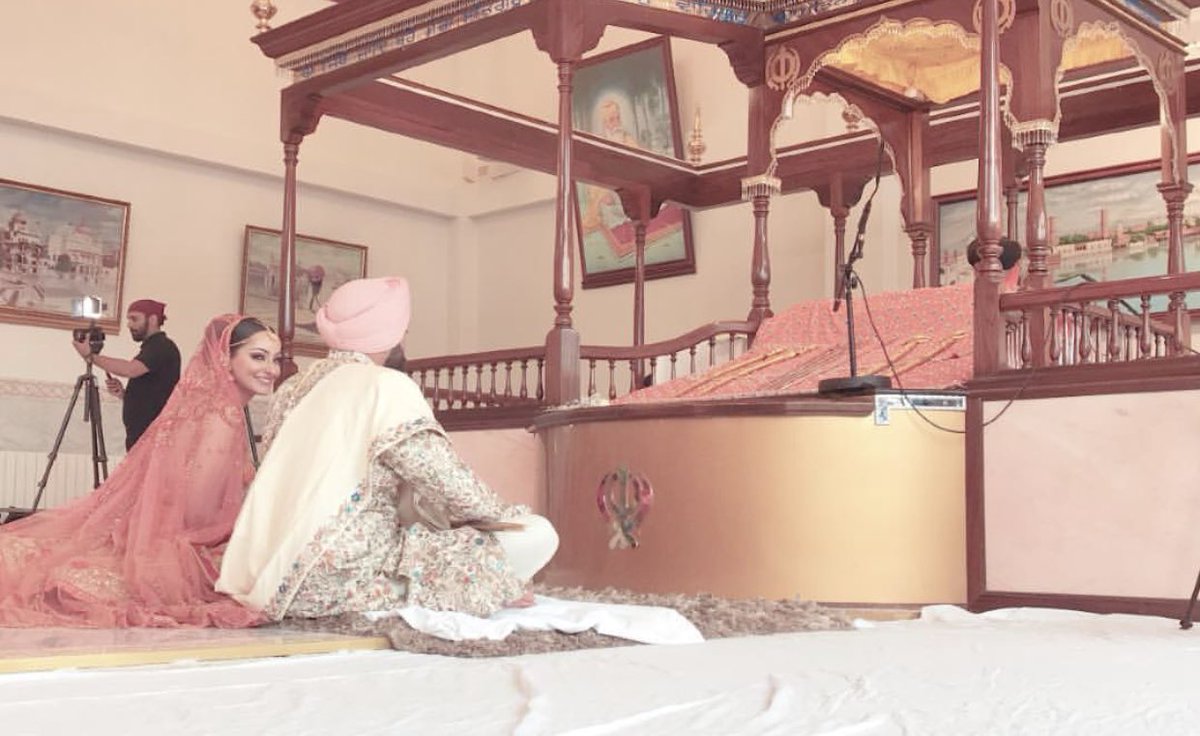 SolteeUK's tweet photo. This bank holiday, our stunning bride Nav, preformed her Sikh wedding ceremony. Wearing, our a line floral, lehenga choli with coral veil duppatta. Glammed up by @RavitaPannuArti #solteebride #solteebysulakshanamonga
#rpdiva #solteeuk #bridal #brides #realbride #sikhwedding https://t.co/OR6qtyt5qw