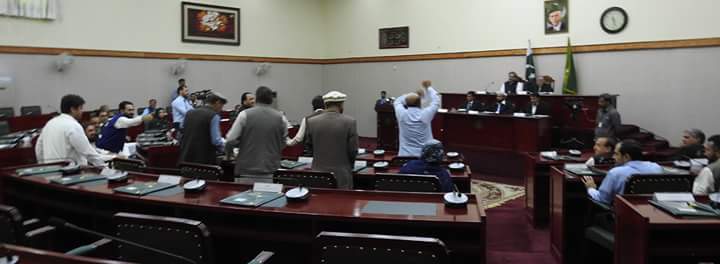 hussainbaig's tweet photo. Nawaz khan naji, Raja Jahanzeb from PTI and other member GBLA including ppp pti and indp members tores #order2018 infornt on PM during the session in Gilgit Baltistan Assembly
#rejectorder2018
@ARYNEWSOFFICIAL
@ImranKhanPTI
@MoeedNj
@MaryamNSharif
@Asad_Umar
@PTIofficial https://t.co/z9NGKZGwmj