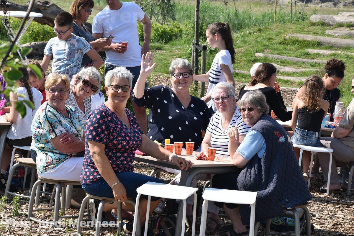 BarendrechtnuNL's tweet photo. Foto's: Leerlingen Groen van Prinsterer organiseren tea party in de Hoftuin voor buurtbewoners - https://t.co/JWdktO9D1Z #Hoftuin #Barendrecht https://t.co/8LTRVyv7co
