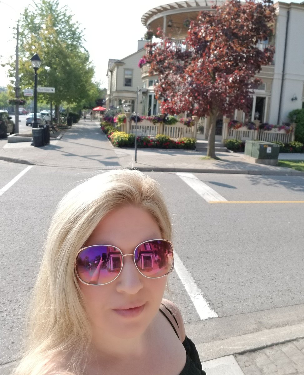 houseofkerrs's tweet photo. Waking up to the quaint + quiet beauty of Queen Street #NOTL @niagaraonlake @Visit_Niagara #momtimeout #slowdownsunday https://t.co/3KhjlQpggX