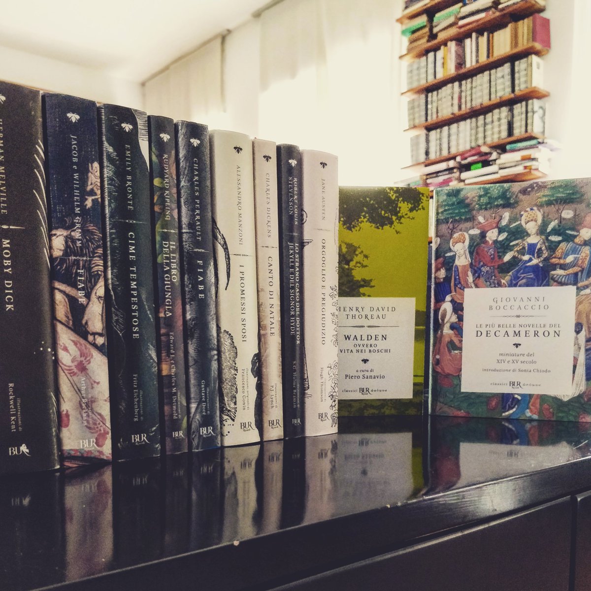 E dopo la calda accoglienza per "Orgoglio e pregiudizio" e "Dr. Jekyll e Mr. Hyde", date ora il benvenuto agli ultimi arrivati in casa #BurDeluxe: "Walden ovvero vita nei boschi" di Henry e "Le più belle novelle del Decameron" di Boccaccio con miniature del XIV e XV secolo🎉🎈🎊