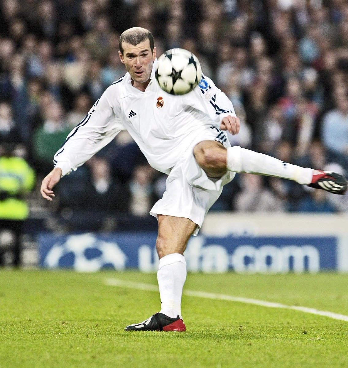 Football Battles Which Is The Better Uclfinal Goal Rt For Bale V Liverpool 26 5 18 Like For Zidane V Leverkusen 15 5 02