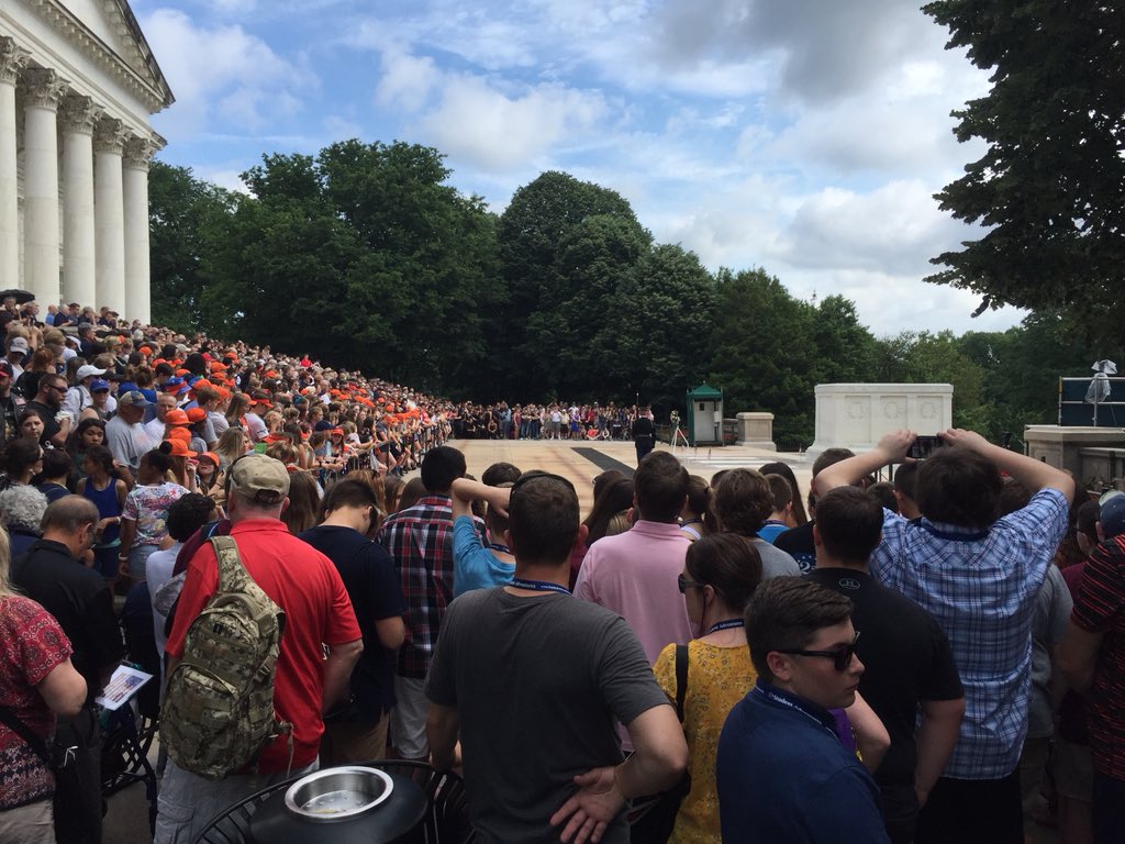dmsdctrip's tweet photo. Packed house at the #TombOfTheUnknownSoldier this morning. #dmsdc2018 #ArlingtonNationalCemetery https://t.co/YAv9i1tDwK