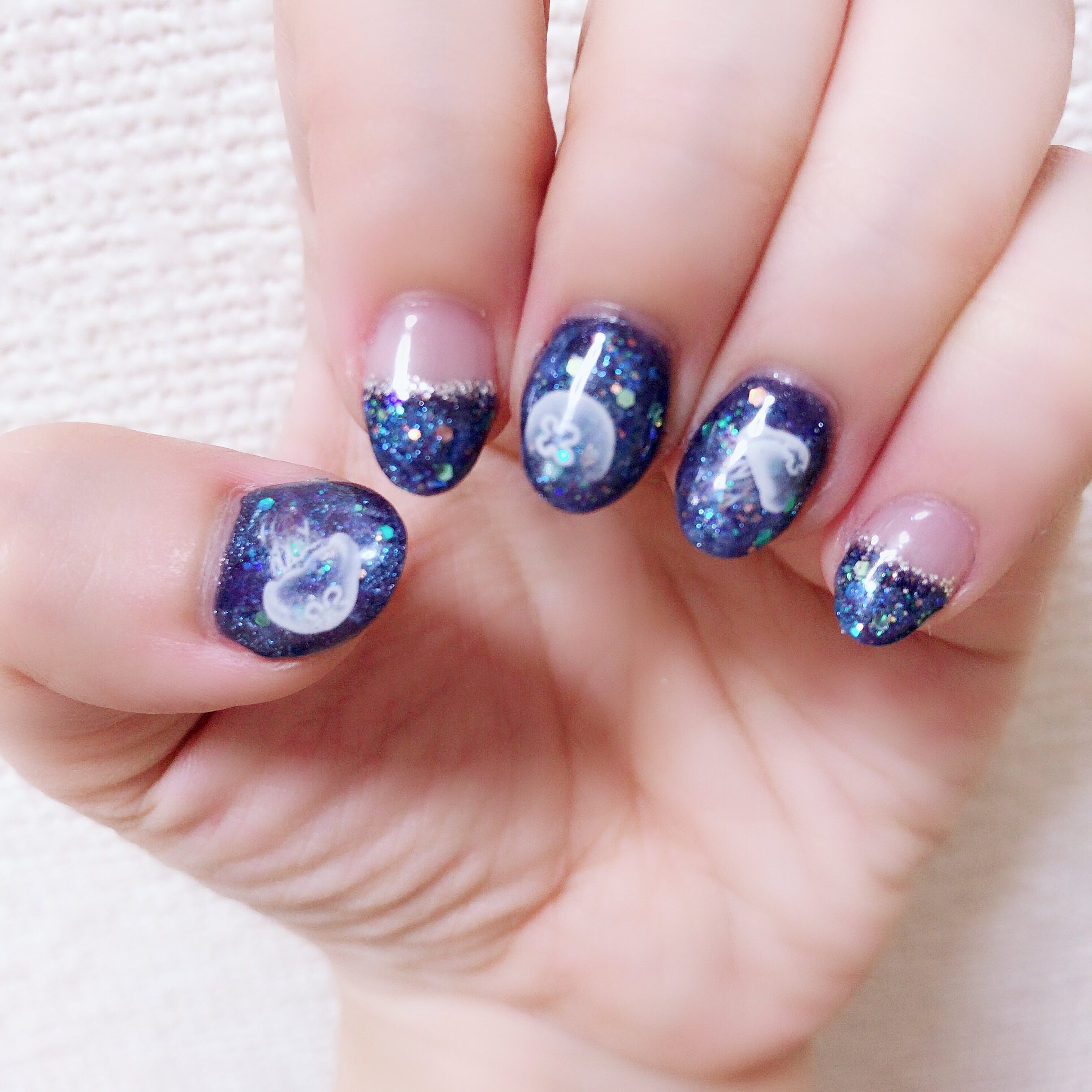 ユイ 最近ずっとやりたいと思ってた宇宙 クラゲのネイル クラゲはツメキラ Tsumekira さん ベースにはca Ca Tokyo さんのエフェクトミックスを散りばめてキラキラに 蓄光パウダーを混ぜてあるので ベースが暗闇で光ります セルフネイル 蓄光