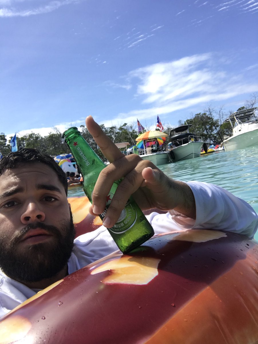 georgiee1496's tweet image. En el agua con final martes y tuu? #floatopia