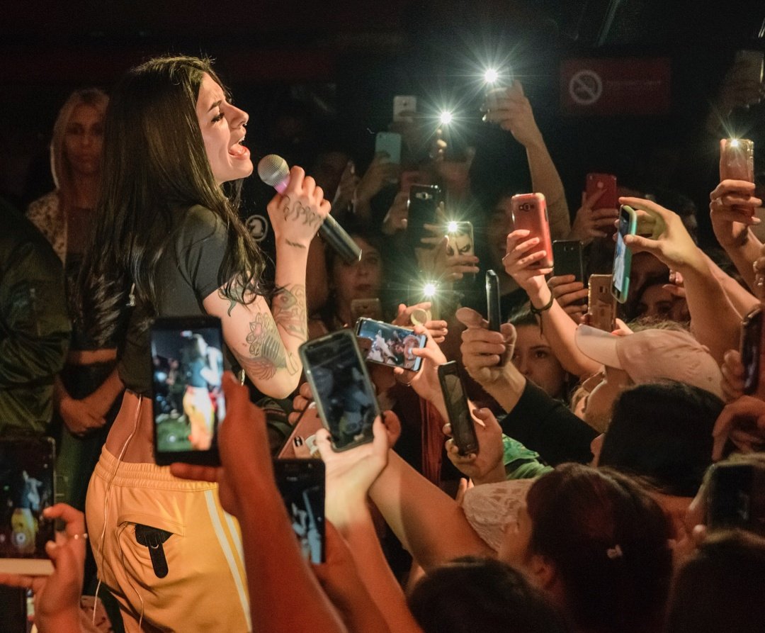 Ayer @Cazzuuuu la artista que se dió a conocer y la está rompiendo en la movida del trap le contestó un tweet @laliespos. Los fans de ambas no tardaron en explotar las redes sociales pidiendo una colaboración entre ambas, se hablaba de un remix de "Tu Novia" ¿Se logrará?