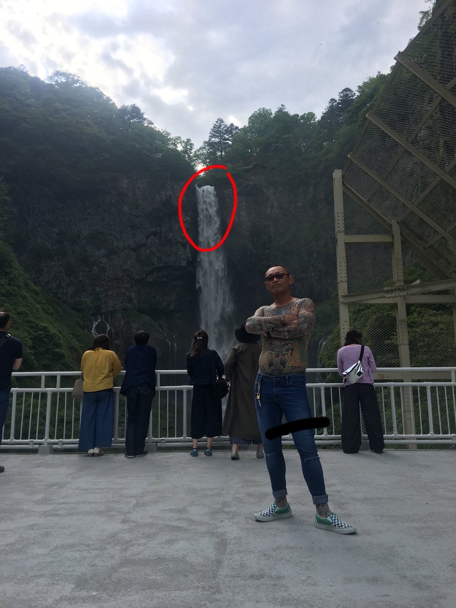 ট ইট র 刺青愛好会official これ顔 もしや 栃木県 中禅寺湖 華厳の滝 心霊写真 かなかな 自殺の名所