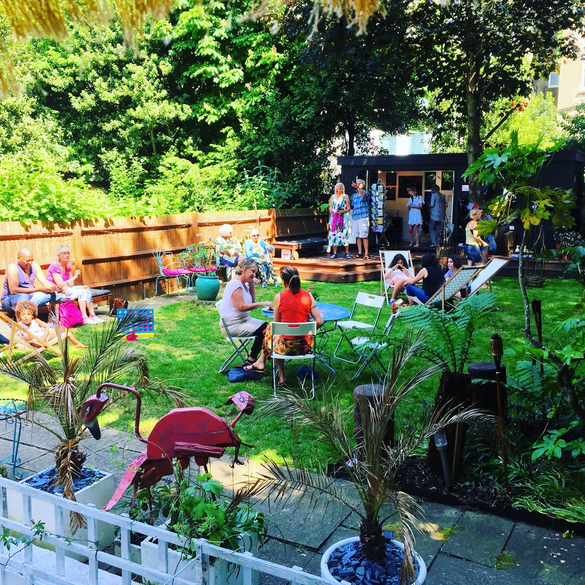 Happy people and happy bellies relaxing in the garden @theflamingohouseuk #artistsopenhouses #hovearts