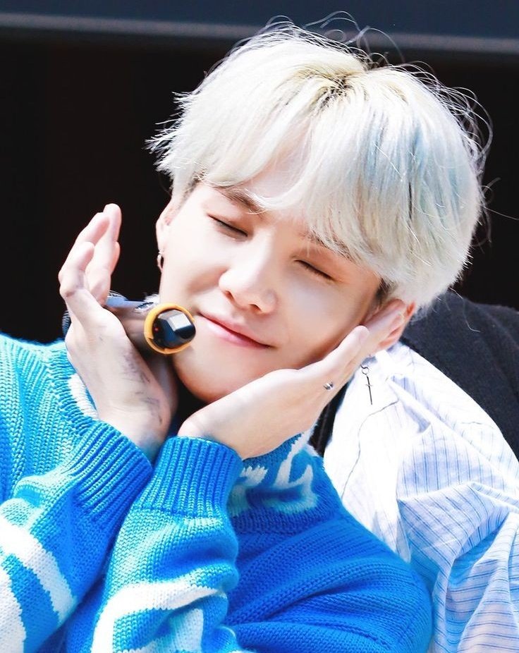 #WeLoveYouMinYoongi  💙💙