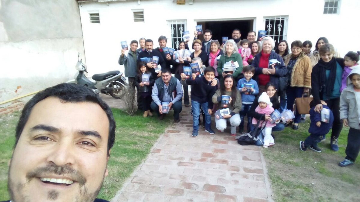borchaldo's tweet photo. #ElPoderDeLaEperanza la Iglesia de Santa Rosa Norte se suma al proyecto un libro en cada casa https://t.co/oqR5qvPyEF