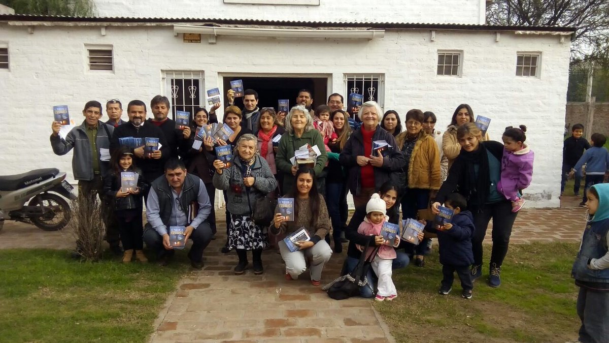 borchaldo's tweet photo. #ElPoderDeLaEperanza la Iglesia de Santa Rosa Norte se suma al proyecto un libro en cada casa https://t.co/oqR5qvPyEF