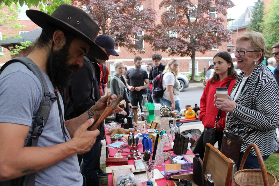 Thousands enjoy Great Glebe Garage Sale despite weather. #Ottnews  ottawamatters.com/local-news/gre… https://t.co/5TUge0YjvU