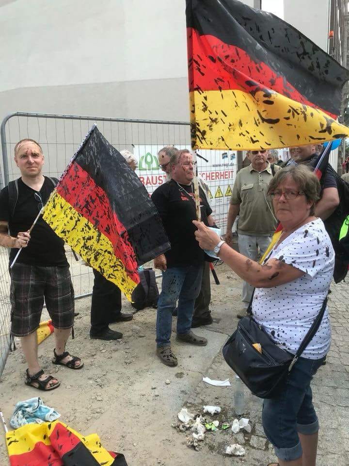 Gewaltbereite, links-rot-grüne Gegendemonstranten, die sowohl die Polizei (versuchter Durchbruch einer Absperrung) als auch #AfD-Kundgebungsteilnehmer (Bewurf mit Öl oder Teer) angreifen. Und sich dann im Netz als friedlich und demokratisch feiern. 🙈🙈🙈
Bilder: Twitter. #b2705.