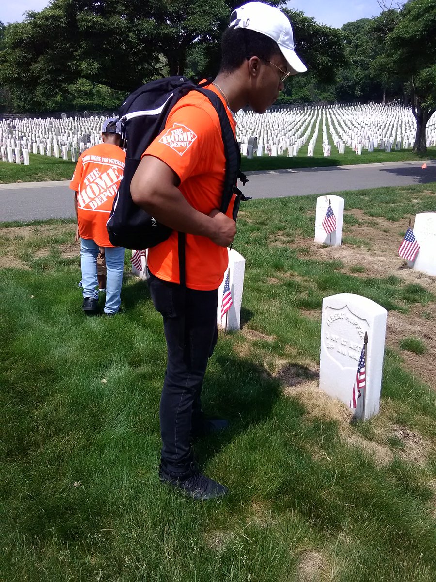 almanigault1's tweet photo. 6175 in memory of our fallen veteran hero's. We placed US Flags at the Cypress Hills National Cemetery. https://t.co/YRqb9ALiie