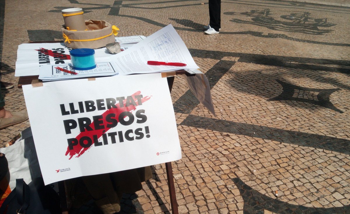 CDRLx's tweet photo. Avui, fins a les 19h, serem a la Praça de Luís de Camões per informar sobre els presos polítics que hi ha a Espanya. Avui tornem a parlar de democràcia.

#LlibertatPresosPolítics #Catalunya #Portugal #Lisboa #Democràcia https://t.co/zUytkMzGux