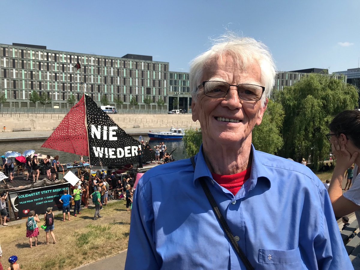 MdB_Stroebele's tweet photo. Heute in Berlin auch auf der Spree Protest gg AFD. https://t.co/qu8HsCeI8o