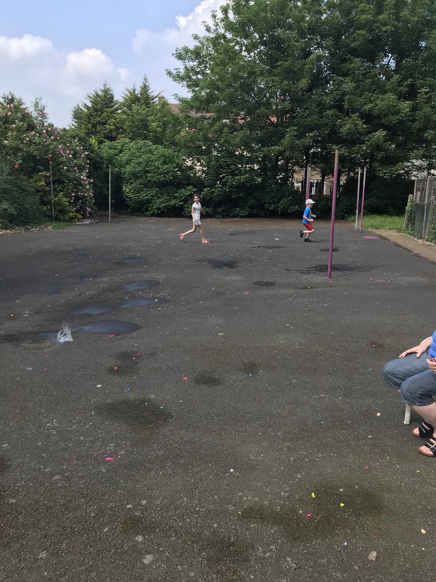 kellytween's tweet photo. @TVInfants #makingmemories playing water fights outside having fun https://t.co/JmyRH9tLod