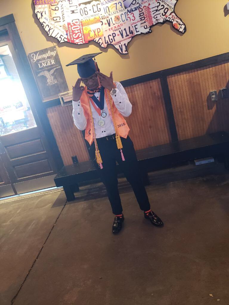 LiTeemoney's tweet photo. Iβm out #2k18Graduation #GRADSzn https://t.co/KM4DRMkXCD