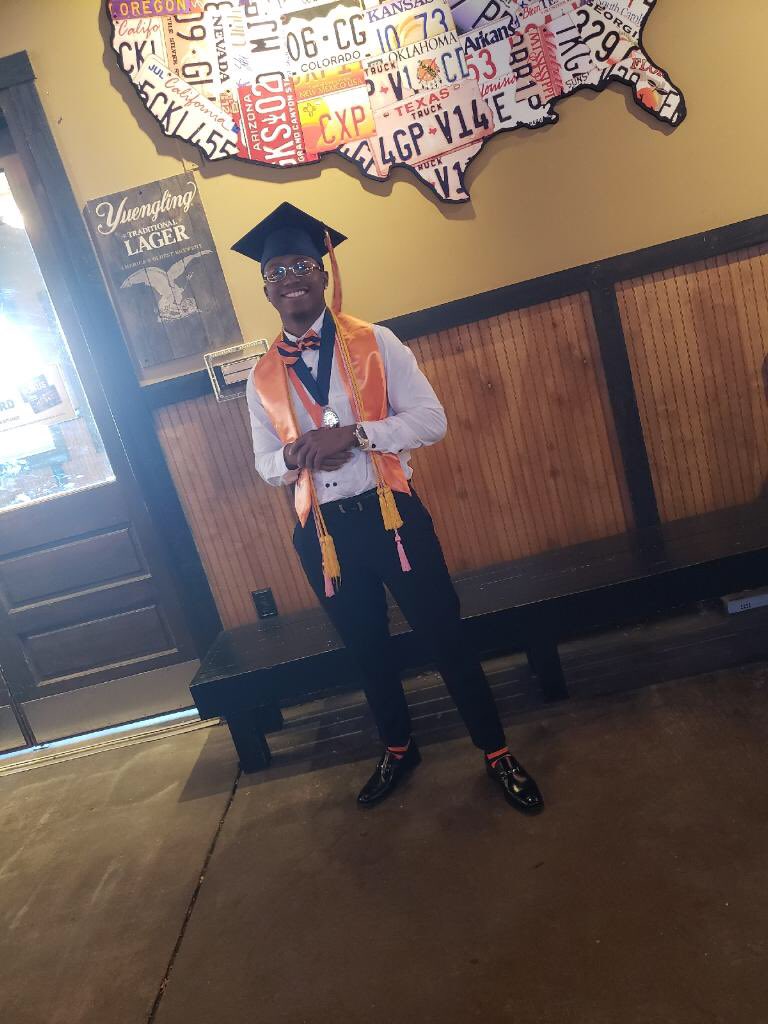 LiTeemoney's tweet photo. Iβm out #2k18Graduation #GRADSzn https://t.co/KM4DRMkXCD