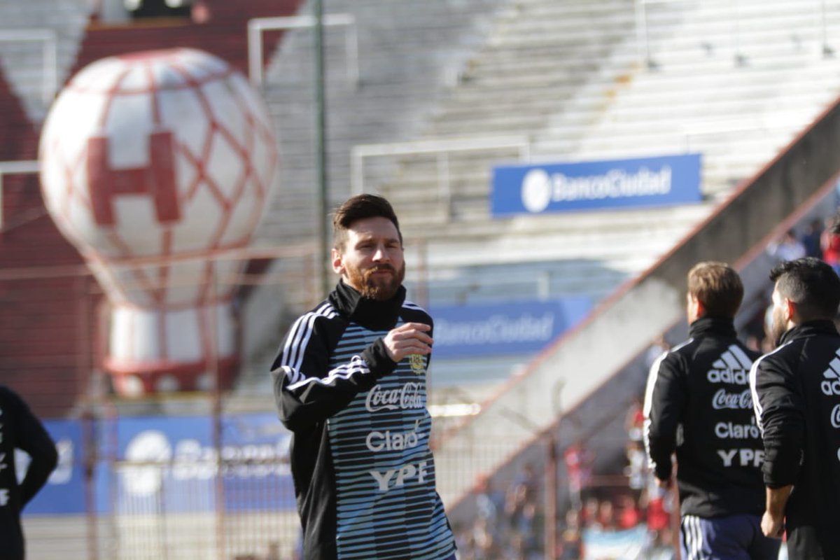 Argentina's tweet photo. Fin del entrenamiento en @CAHuracan. ¡Gracias a todos por alentar a la #Selección @Argentina! ¡40 millones unidos somos imparables 💪! https://t.co/jeIOCogqKI