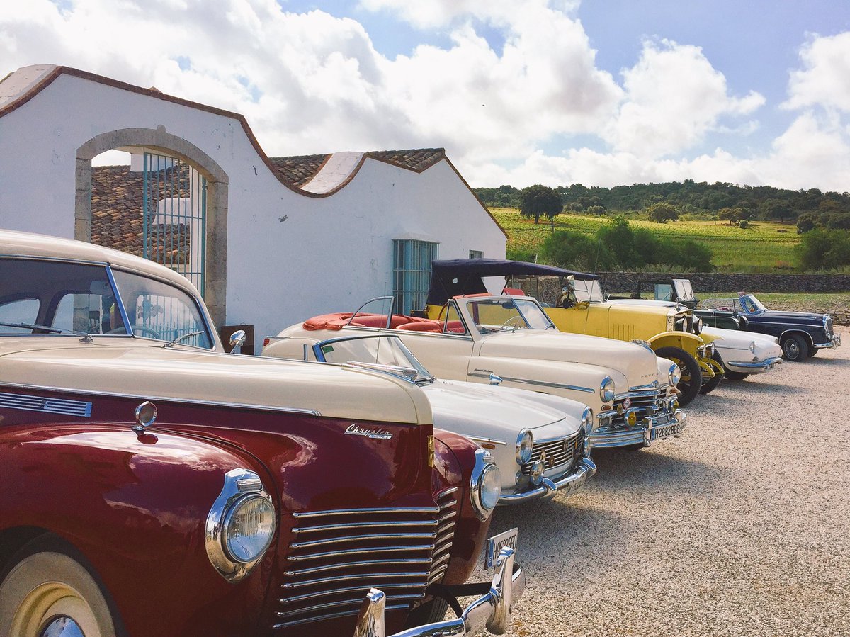 Un viaje en el tiempo a las faldas de la ladera de #pinotnoir . La magia de #Ronda, #vinosdemontaña #classiccar #vinosconalma <a href="/GrandesPagos/">Grandes Pagos de España</a>