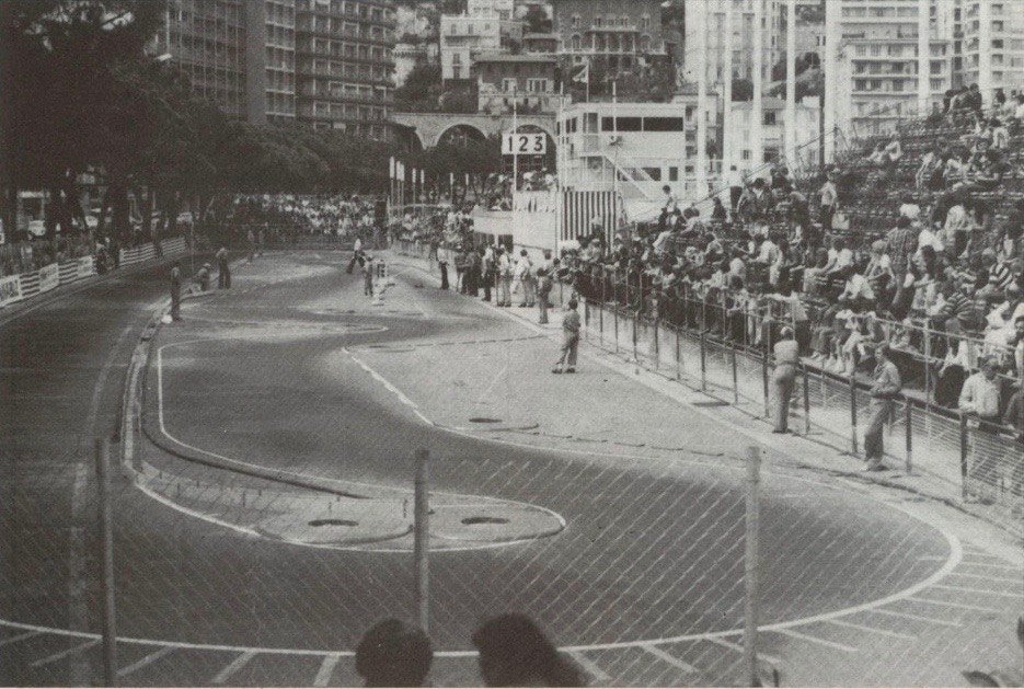 OperationRC2018's tweet photo. 28 mai 1978 après le #MonacoGP remporté par le Clermontois Patrick #Depailler, la 1ere Coupe du Monde de #RCcar. Mêmes tribunes d'honneur. Triplé Anglais. + @OperationRC2018 et reportage 78 https://t.co/mvwRQxlwJL https://t.co/OfKzLfwuDA