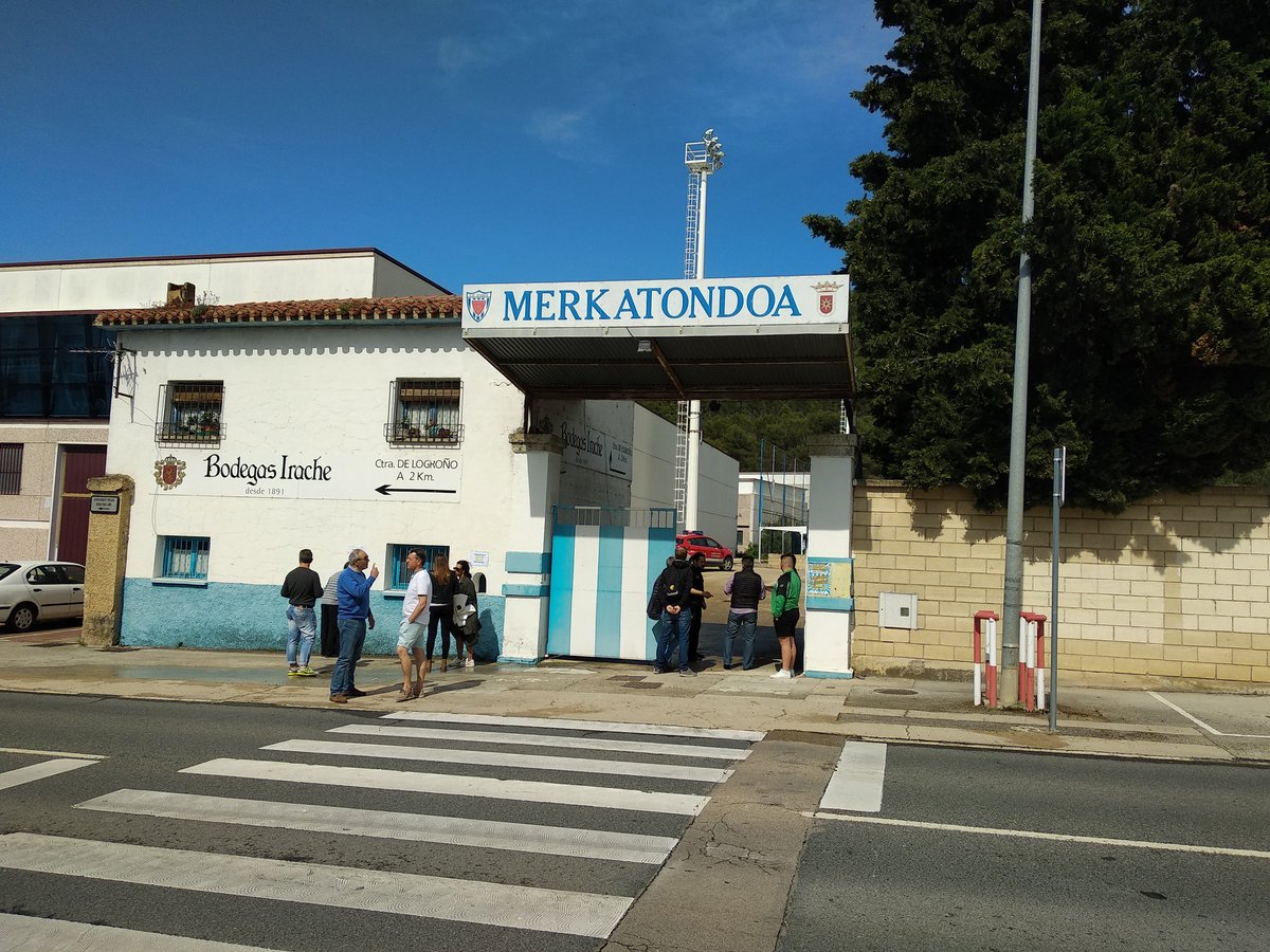 danicatradio's tweet image. A Merkatondoa d'Estella per explicar la permanència de @UELlagostera a #2aB vs Izarra al @totgira de @CatalunyaRadio. Ple d'exjugadors del #Lleida @Rfuster3 @paubh4 @alexcolorado10 @elgeri10 @oscarasj3 @alexcacho14 i Arnau Tobella. Som-hi !