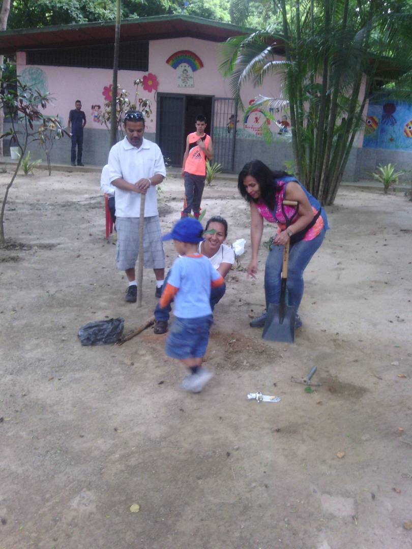 Centro de Desarrollo Infantil N° 3 presente en la jornada de siembra de árboles. Educación Especial presente <a href="/ZonaEducativaDC/">Zona Educativa Caracas</a> <a href="/JauaMiranda/">Elías Jaua</a> @MPPEDUCACION <a href="/especialmppe/">Dir. General de Educ. Especial</a>