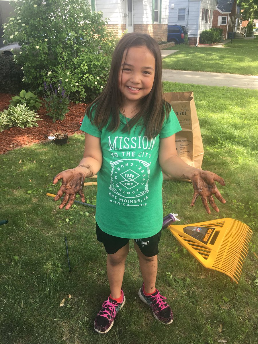 cavan_sarah's tweet photo. Getting her hands dirty this morning 👩‍🌾 #emojibingo #sparklebears #m2tc2018 #walnutcreekchurch https://t.co/0DqyQVoh7t
