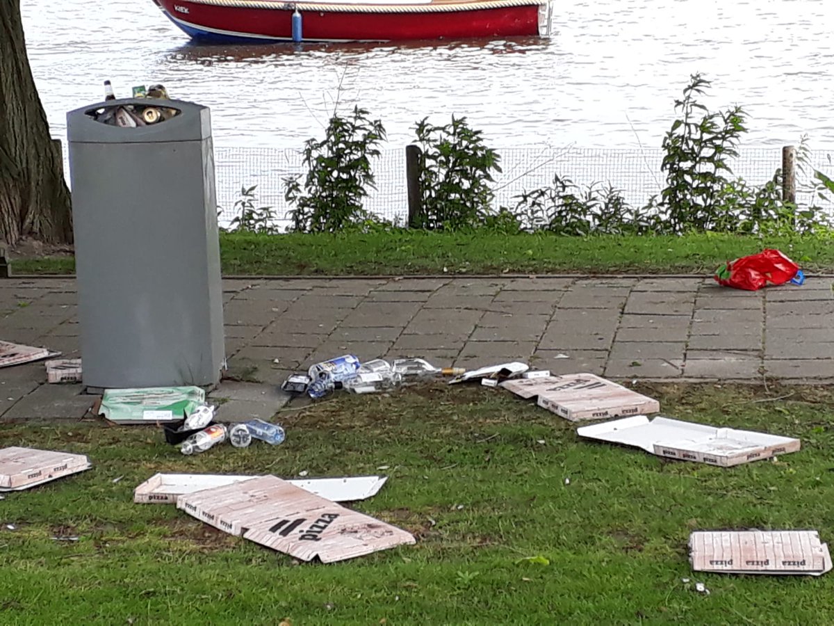 inHillegersberg's tweet photo. Zo ziet #Hillegersberg #Rotterdam @HIS_rdam eruit na een prachtige dag. 😂 #troep #afval @Stadsbeheer010 https://t.co/qwI4kyddkg