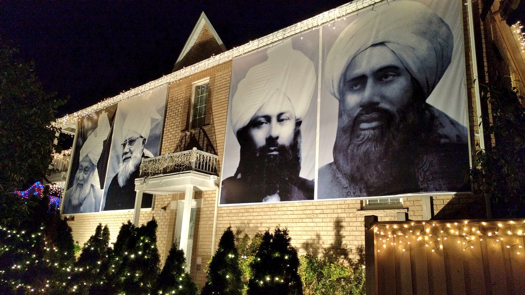 _aizazkhan's tweet photo. Decorated our house out of love for Beloved Huzur AA during the historic tour of Canada in 2016.
#MyLoveOfKhilafat
#KhilafatDay
#CaliphInCanada https://t.co/PXUlexHqvP