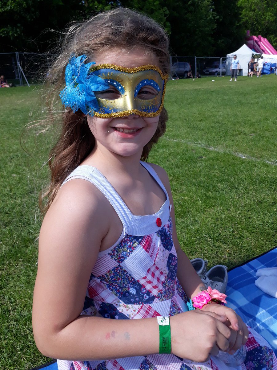 lyndsiejo78's tweet photo. A very happy lily-mae after seeing her fav ELVIS at #BOLTFEST @MissEdge1E @mcnulty_gemma https://t.co/TqXbvntAwG