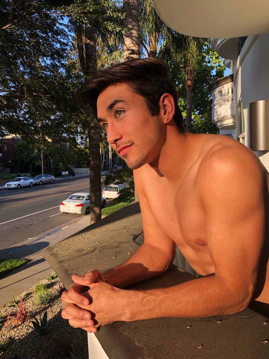 BrennenTaylor's tweet photo. Looking for a sugar mama https://t.co/mzgPqIsk1I