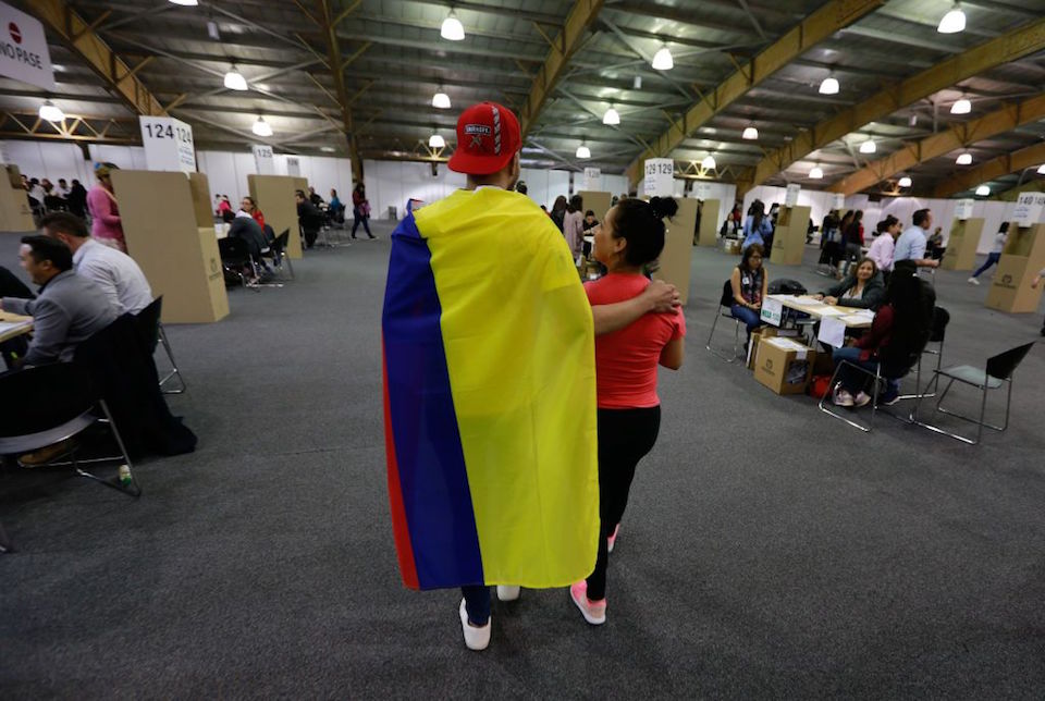CNNEE's tweet photo. Cierran las urnas de la elección presidencial en #Colombia; ahora, a la espera de los primeros resultados https://t.co/HS8f0woCfg https://t.co/AfFqoXKySf