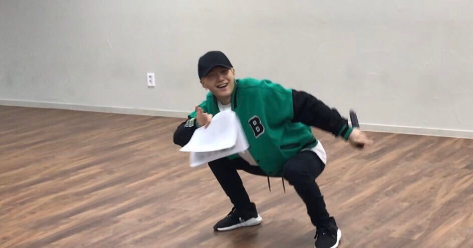 agustdfms's tweet image. OMG I CANT BELIEVE IT, CONGRATULATIONS @BTS_twt CONGRATULATIONS TO US IM SCREAMING 

#LYTear1onBB200