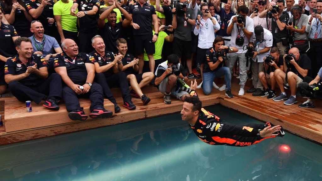 F1Instant's tweet image. Daniel Ricciardo has dived back into championship contention! 💦

Lewis Hamilton 1️⃣1️⃣0️⃣ points
Sebastian Vettel 9️⃣6️⃣ points
Daniel Ricciardo 7️⃣2️⃣ points

From six races, the top three each have 2️⃣ victories!

#MonacoGP #F1 🇲🇨