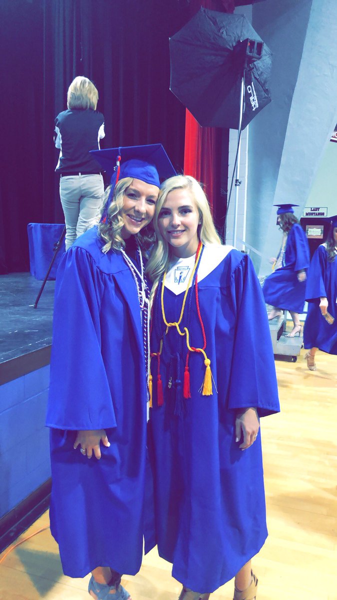 kelseataylor3's tweet photo. Thank you MCS for an amazing 13 years!๐๐ #seniorclassof2018 https://t.co/1ERetqQnJP