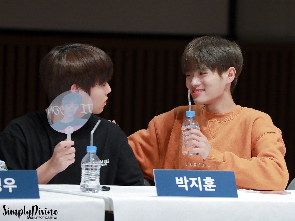 SimplyDivine129's tweet photo. 꽁냥꽁냥 ~ (>○<) 너무귀여웡 😊 #이대휘 #대휘 #LEEDAEHWI https://t.co/KJTH7pKkZu