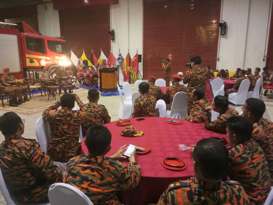 hamsahdjabir1's tweet photo. Kunjungan YBM @kpkt_gov @ybzk99 menyantuni anggota Bomba di jalan Hang Tuah sambil bersahur bersama @bombaJBPM https://t.co/uDs2DsbhMj