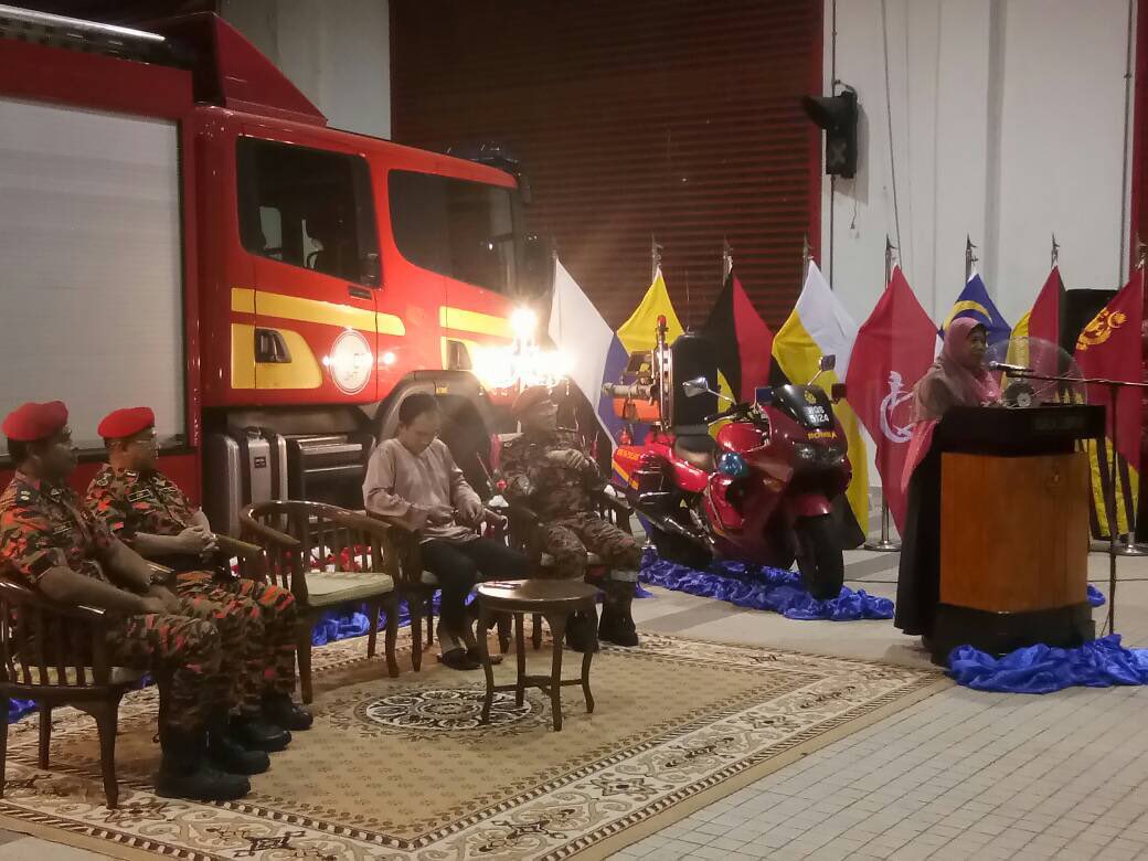 hamsahdjabir1's tweet photo. Kunjungan YBM @kpkt_gov @ybzk99 menyantuni anggota Bomba di jalan Hang Tuah sambil bersahur bersama @bombaJBPM https://t.co/uDs2DsbhMj
