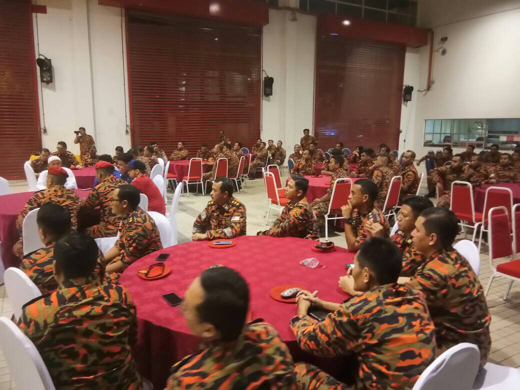 hamsahdjabir1's tweet photo. Kunjungan YBM @kpkt_gov @ybzk99 menyantuni anggota Bomba di jalan Hang Tuah sambil bersahur bersama @bombaJBPM https://t.co/uDs2DsbhMj