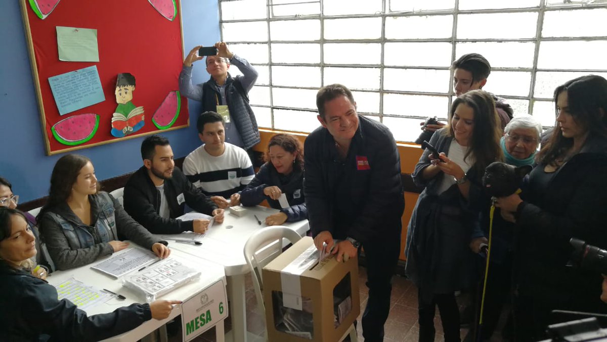 CaracolRadio's tweet photo. @sergio_fajardo #EleccionesColombia | @German_Vargas ya votó en el colegio Cooperativo del Magisterio de Cundinamarca https://t.co/kePABoTI2q