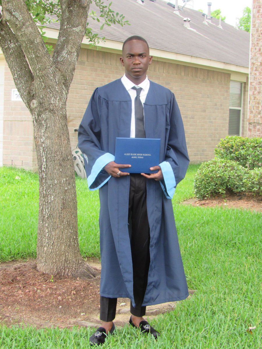 dethebest007's tweet photo. Big boy moves #gradszn #2k18Graduation #graduation2018 https://t.co/RB7TAPHaKd